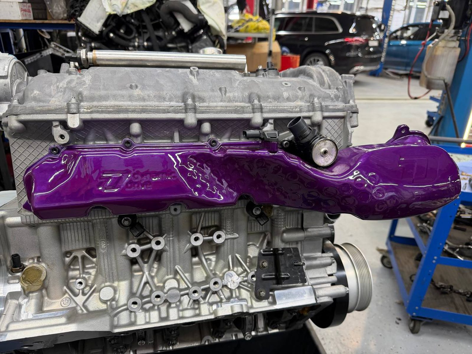 Впускной коллектор V8 twin-turbo из AlSi10Mg, SLM-печать, установлен на двигатель