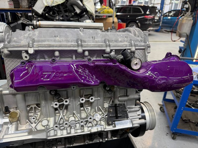 Впускной коллектор V8 twin-turbo из AlSi10Mg, SLM-печать, установлен на двигатель